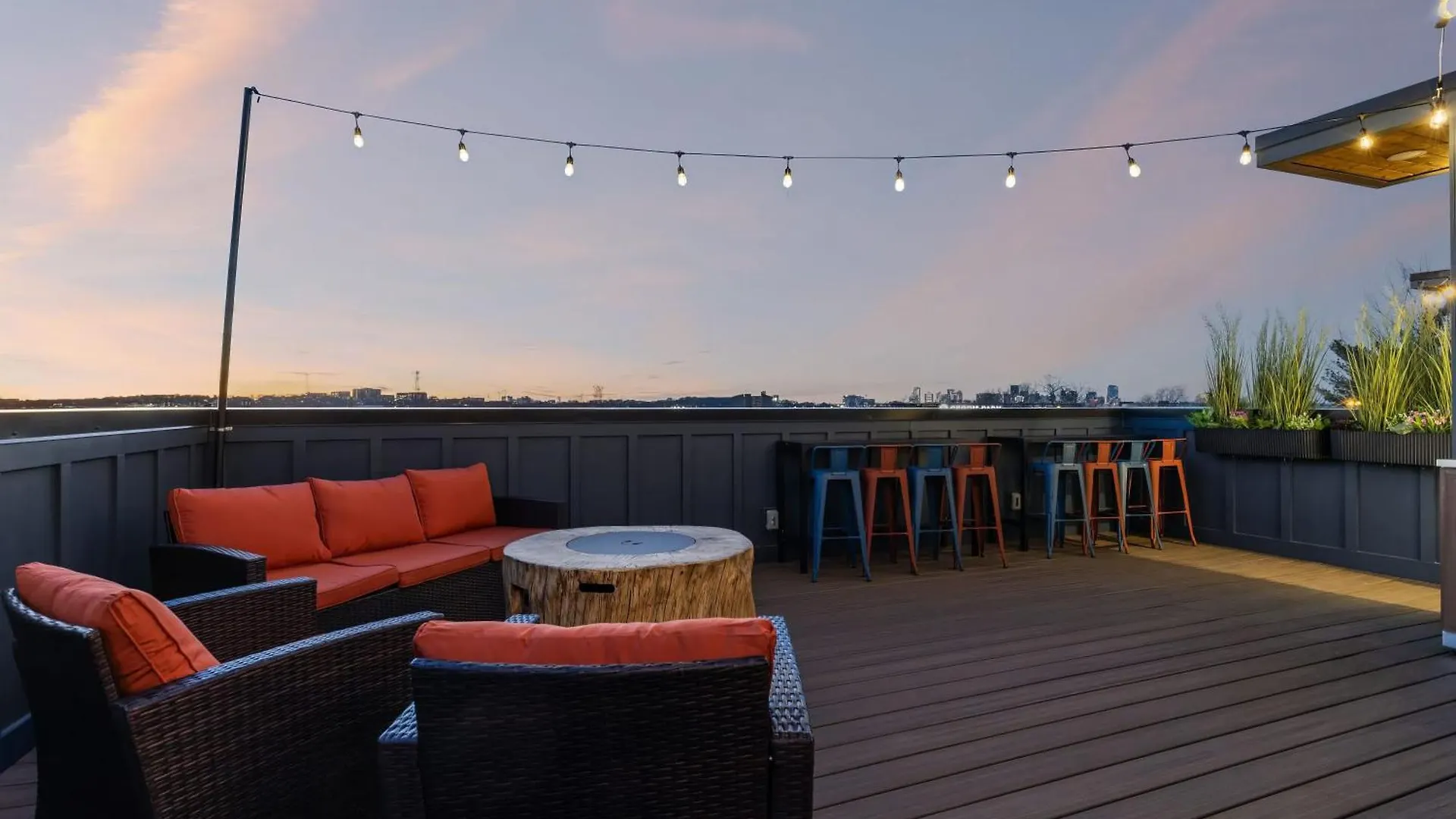 Rooftop Hot Tub Game Room Barrel Sauna Nashville 0*,